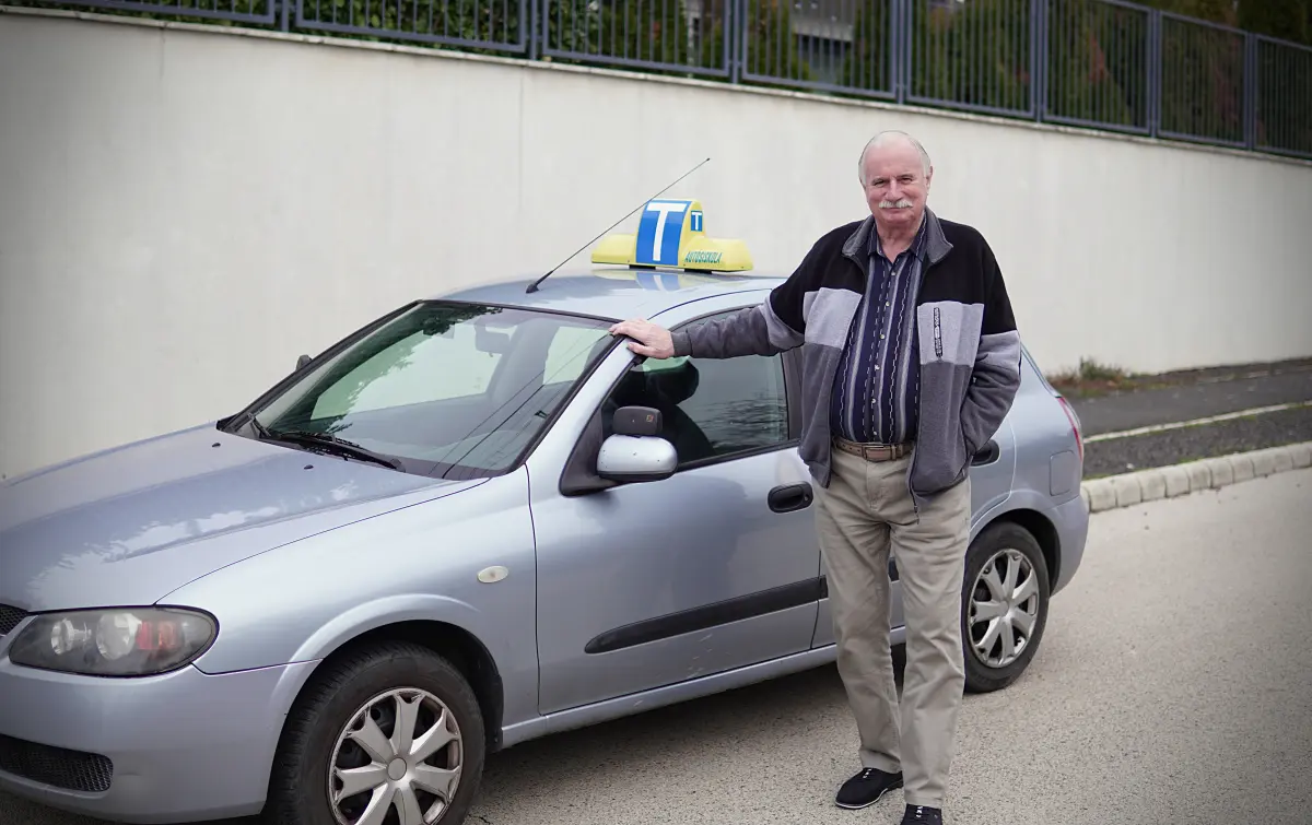 Demény Autósiskola Székesfehérvár, autósoktatóval és tanulóautóval